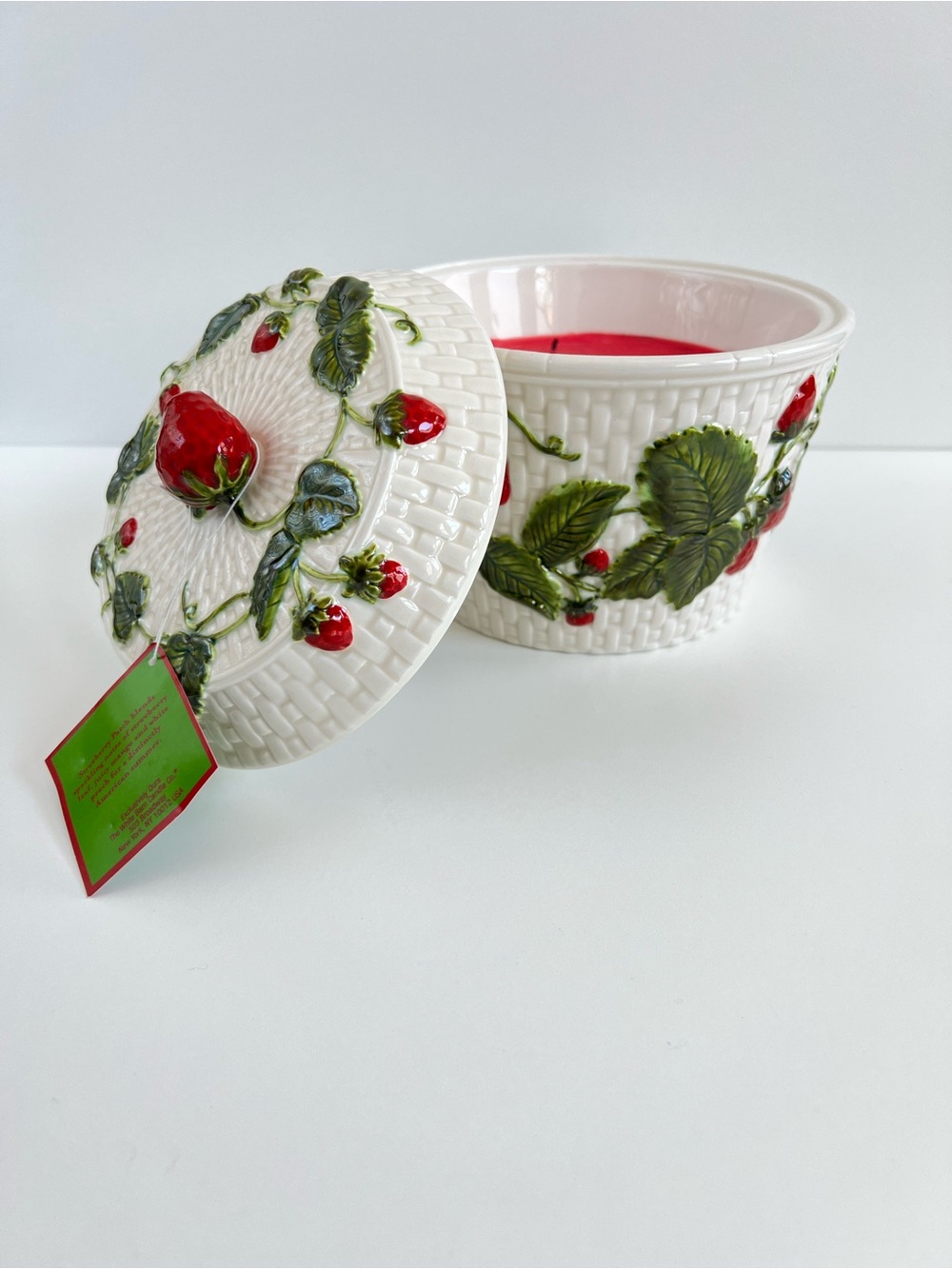 White Barn Bath And Body Works Strawberry Candle In Basket Jar Cottage Fairy - Picture 10 of 12